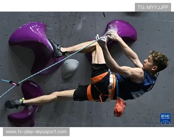 攀岩世界杯惊险上演，赛点镜头被体育摄影师收藏