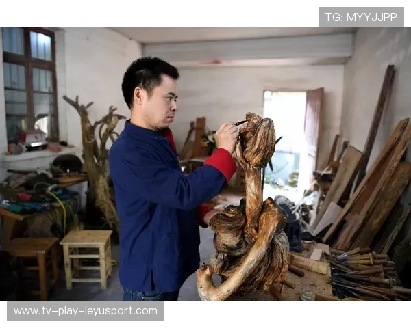 资深木雕艺人的构思：他是如何通过木材纹路设计造型的