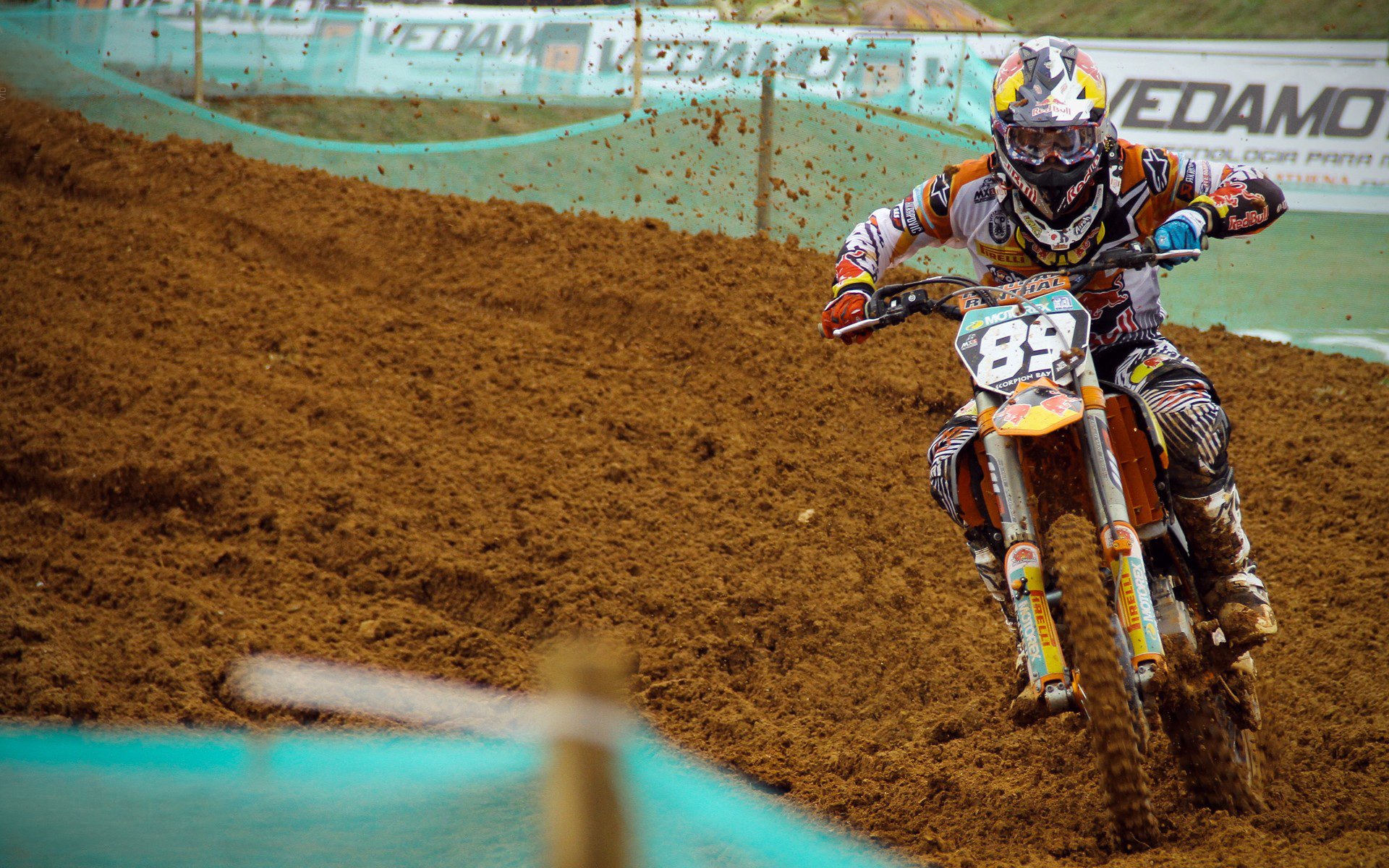 “腰旗美式橄榄球赛:东部新区赛场打造极限竞技新体验”